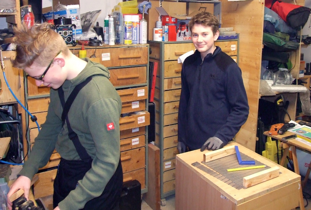 Jugend: Bau einer Brutbox mit unserem Jugendleiter Peter Himmer.